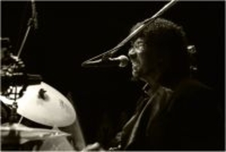 追悼ジェームズ・ギャドソン（RIP James Gadson）――永井“ホトケ”隆×沼澤尚×中條卓×KOTEZ＝ブルーズ・ザ・ブッチャーとのライヴ・アルバムから、ギャドソンがリード・ヴォーカルを執る2曲を7インチ・シングル・カット！