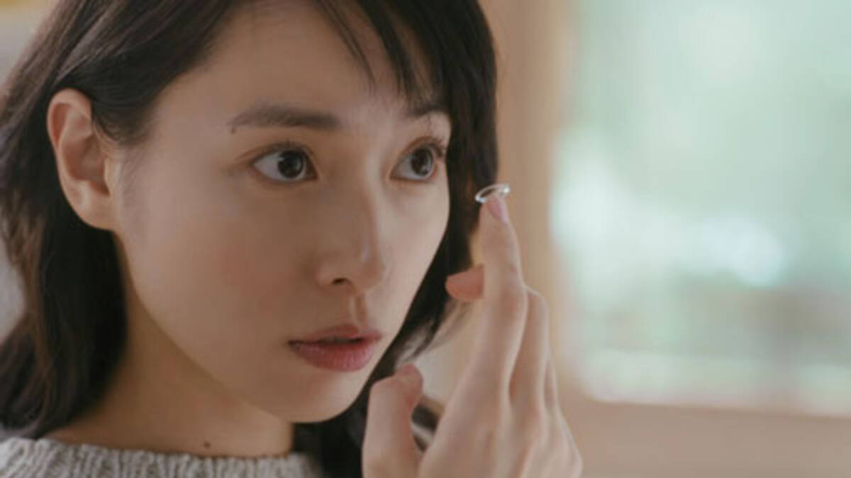 戸田恵梨香が満月の下 まるで裸眼 のようなつけ心地に アキュビュー新cm放映 2017年5月15日 エキサイトニュース