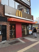 池袋マクドナルド行列で2歳児の腹を蹴った専門学校生　両親と弁護士を直撃