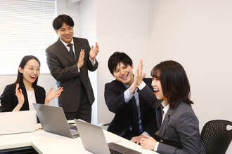 メンバーの士気を高める上手な「褒め方」