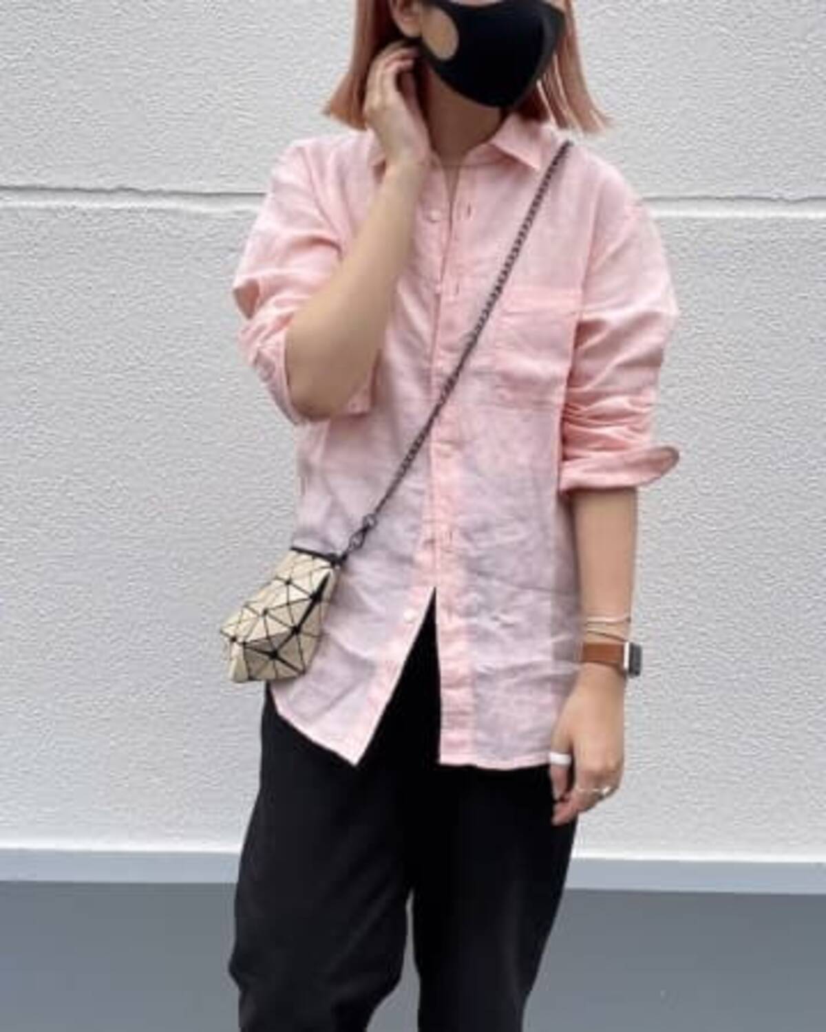 夏の羽織として大活躍 ユニクロの リネンシャツ は素材もカラーもお洒落です 21年6月12日 エキサイトニュース