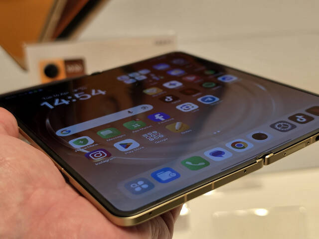 「iPhone Ultra」低品質で発売が危ぶまれる事態、ヒンジから異音がする上に折り目のないディスプレイも実現できず没個性に