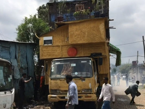「ハウルの動く城」そっくりのキャンピングカーが建造されてしまう、2階建てで寝室は3つ