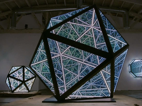 合わせ鏡で異世界への無限回廊を開いてしまったインスタレーション作品