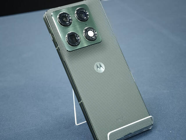Motorola「Galaxy Z Fold8対抗スマホ」開発中、iPhone UltraやXiaomi 18 Foldと真っ向勝負へ