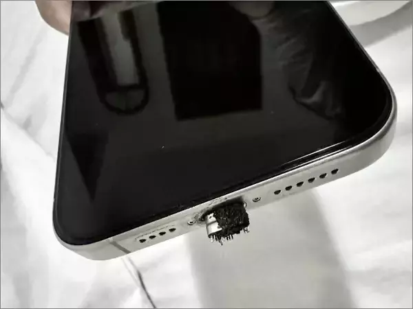 「【注意】Galaxy S26いきなり爆発、服にも引火し両手や性器を大火傷する惨事に」の画像