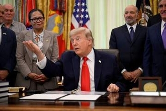 トランプ氏、イラン合意文書に近く欧州で署名か　米軍の攻撃中止も表明