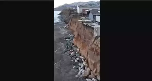 米カリフォルニア沿岸を襲う海岸侵食、建物のすぐ近くが断崖絶壁に　エルニーニョの影響で