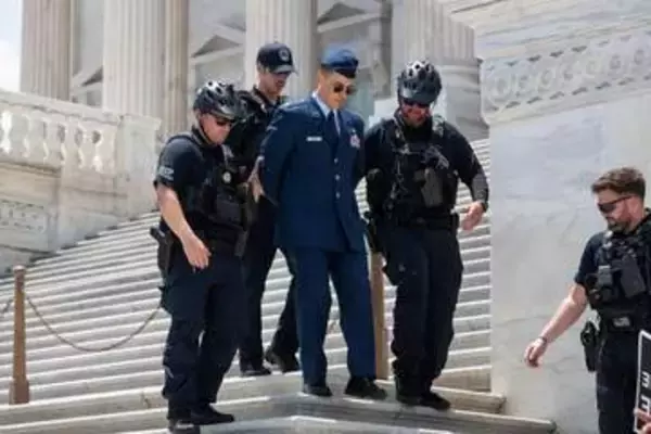 トランプ氏への批判で異例の刑事訴追、弾劾求めた米空軍将校に対し