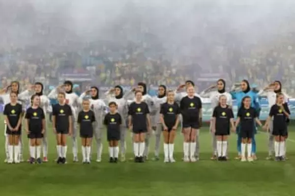 サッカー女子イラン代表、試合前の敬礼と国歌斉唱で物議　政権が強制か