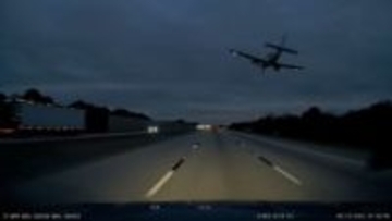 小型機が道路に不時着して車に衝突、映像を公開　米フロリダ州