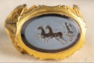 「比類ない発見」　金属探知機を駆使する英アマチュア、ローマ時代の金の指輪を発掘