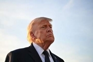 トランプ氏、ホルムズ海峡「掌握」の可能性を示唆　イラン代表団に脅し