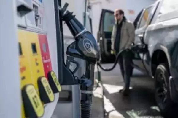 トランプ政権、急騰する原油価格めぐりパニックに