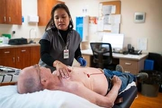 大草原の小さな町、病院支える移民スタッフをCNNが密着取材　米ノースダコタ州