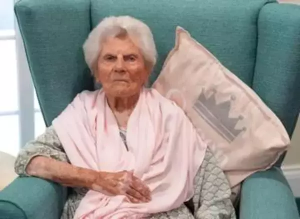 世界最高齢の英国人女性、117歳に　2度の世界大戦にコロナ感染乗り越える