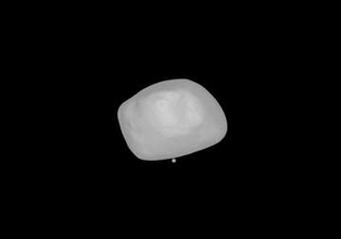 ジャガイモ思わせる火星の衛星、激しい衝突で変形か　新研究