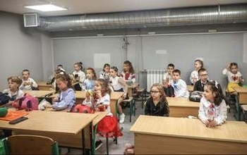 地下室で始まるウクライナの新学期、戦争とコロナしか知らない子どもたち