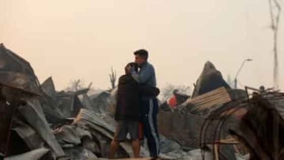 南米チリで大規模な山火事、非常事態を宣言　数万人が避難