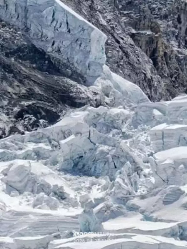 エベレスト登山者数百人、ベースキャンプで足止め　氷河の塊が山頂へのルート塞ぐ