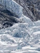 エベレスト登山者数百人、ベースキャンプで足止め　氷河の塊が山頂へのルート塞ぐ