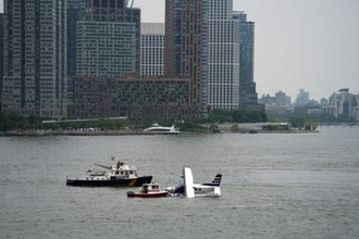 小型水上機がハードランディング、8人救出　NYイーストリバー