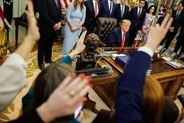 【分析】中間選挙を目前にひたすら奇妙な言動を重ねていくトランプ氏