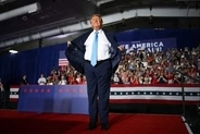 【分析】トランプ氏のらしくない「安物」スーツ、ちぐはぐな装いに浮上する疑問