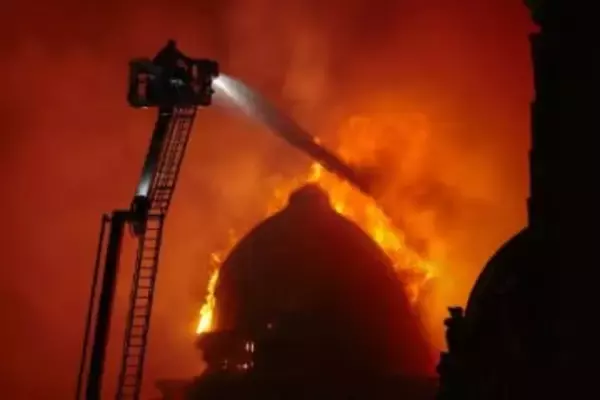 中央駅付近で火災、歴史的建造物に被害　英グラスゴー