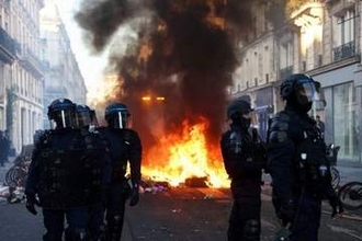 フランス、一部地域に夜間外出禁止令　欧州各地にも抗議行動広がる