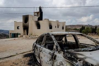 やっと帰宅できた住民をイスラエル人入植者100人が再び襲撃、放火　首相は「一握りの暴徒」と一蹴
