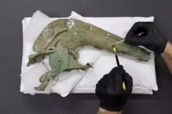 「驚くべき」鉄器時代の戦場用のラッパ、完全に近い形で出土　英