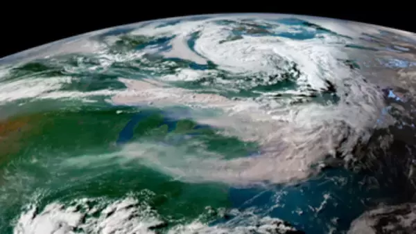 カナダで大規模な山火事　煙による大気汚染、米国1億人に影響