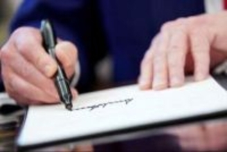 トランプ米大統領の署名、まもなくドル紙幣に掲載へ　現職大統領としては初