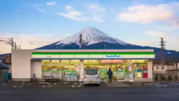 日本でいま最も人気のお土産？　コンビニで売られている2ドルのしま模様の靴下