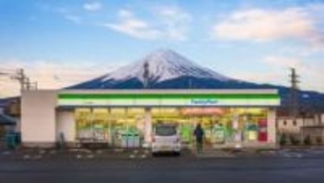 日本でいま最も人気のお土産？　コンビニで売られている2ドルのしま模様の靴下