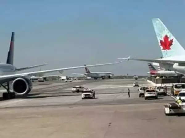 旅客機2機の主翼と尾翼が接触、航空当局が調査　米LA国際空港