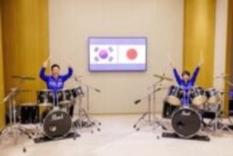 日韓首脳がドラム外交を展開　K-POPのヒット曲を披露
