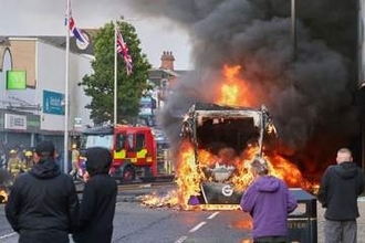 英各地で暴動、車両などの放火相次ぐ　北アイルランドの刃物襲撃事件発端に