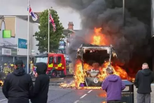 英各地で暴動、車両などの放火相次ぐ　北アイルランドの刃物襲撃事件発端に