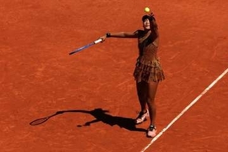 全仏オープン初戦の大坂なおみ、目を引く衣装で観客魅了　まるで「夜のエッフェル塔」