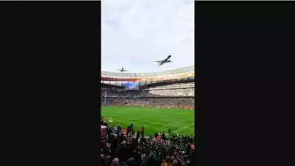 スタジアムの屋根すれすれ、旅客機2機が極度の低空飛行　南ア