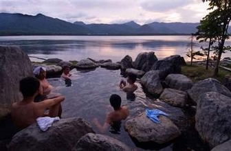 裸のお風呂は「空気を読んで」　日本の温泉ソムリエが語る赤裸々な真実