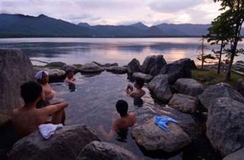裸のお風呂は「空気を読んで」　日本の温泉ソムリエが語る赤裸々な真実