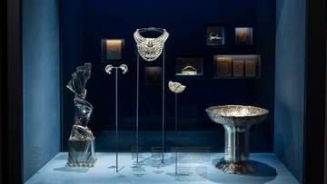 6億円超のダイヤのネックレス強奪、ハンマーで展示ケースを割る大胆な犯行　ウィーン