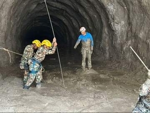 ネパールの洪水被災発電所、多数が取り残される中男性2人を救助