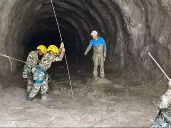 ネパールの洪水被災発電所、多数が取り残される中男性2人を救助