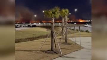 旅客機が離陸直後にエンジン破裂、滑走路沿いの芝生炎上　米ジョージア州