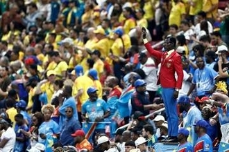 「私は生ける彫像」、コンゴ代表随一の名物ファンが受け継ぐ初代首相の遺志　北中米W杯