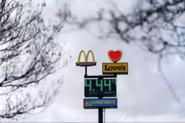 トランプ氏、ガソリン価格高騰を意に介さず　戦争で米国の原油価格上昇する中